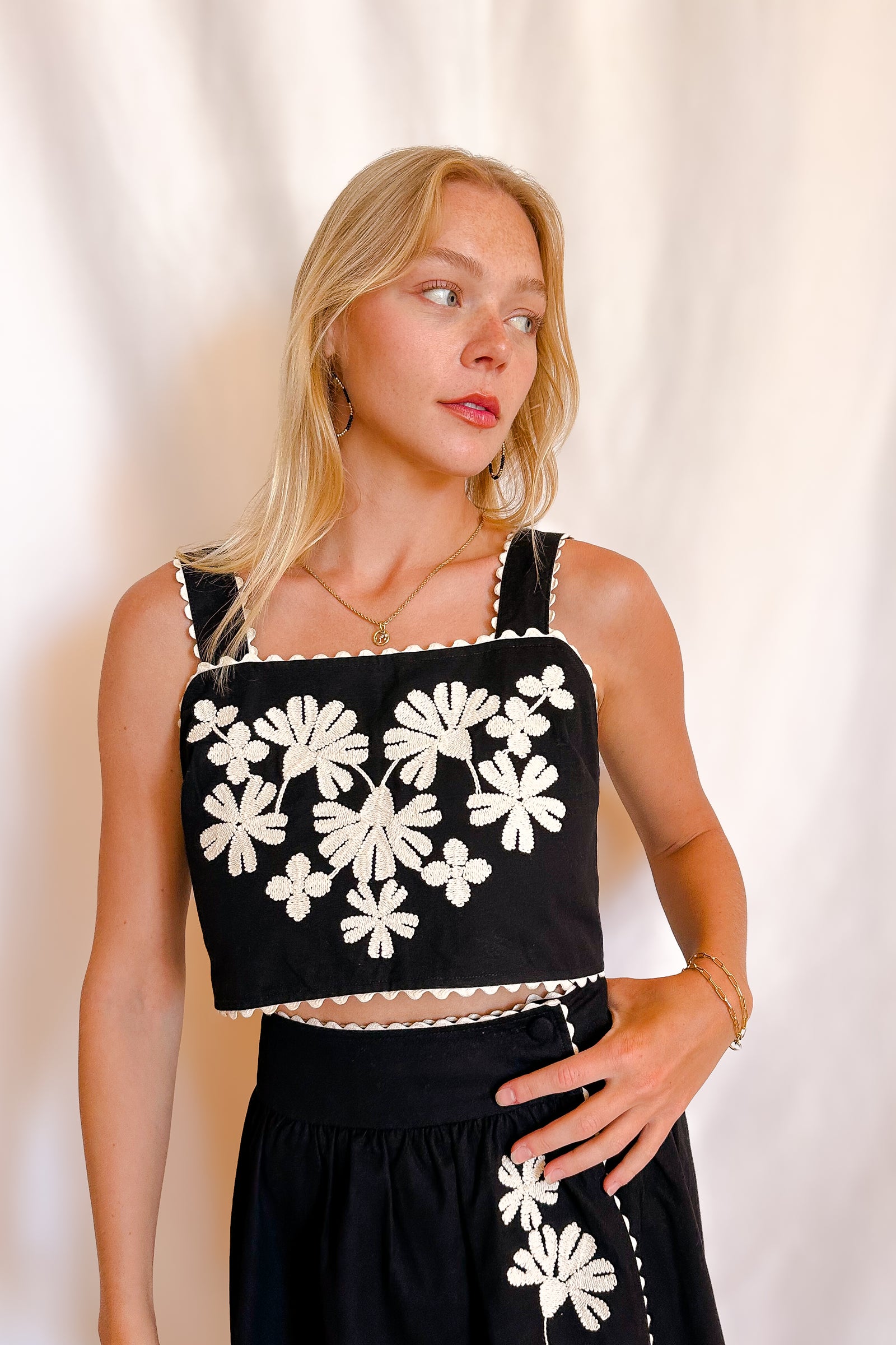 Bold Embroidered Canvas Crop Tank Top / Black/Natural
