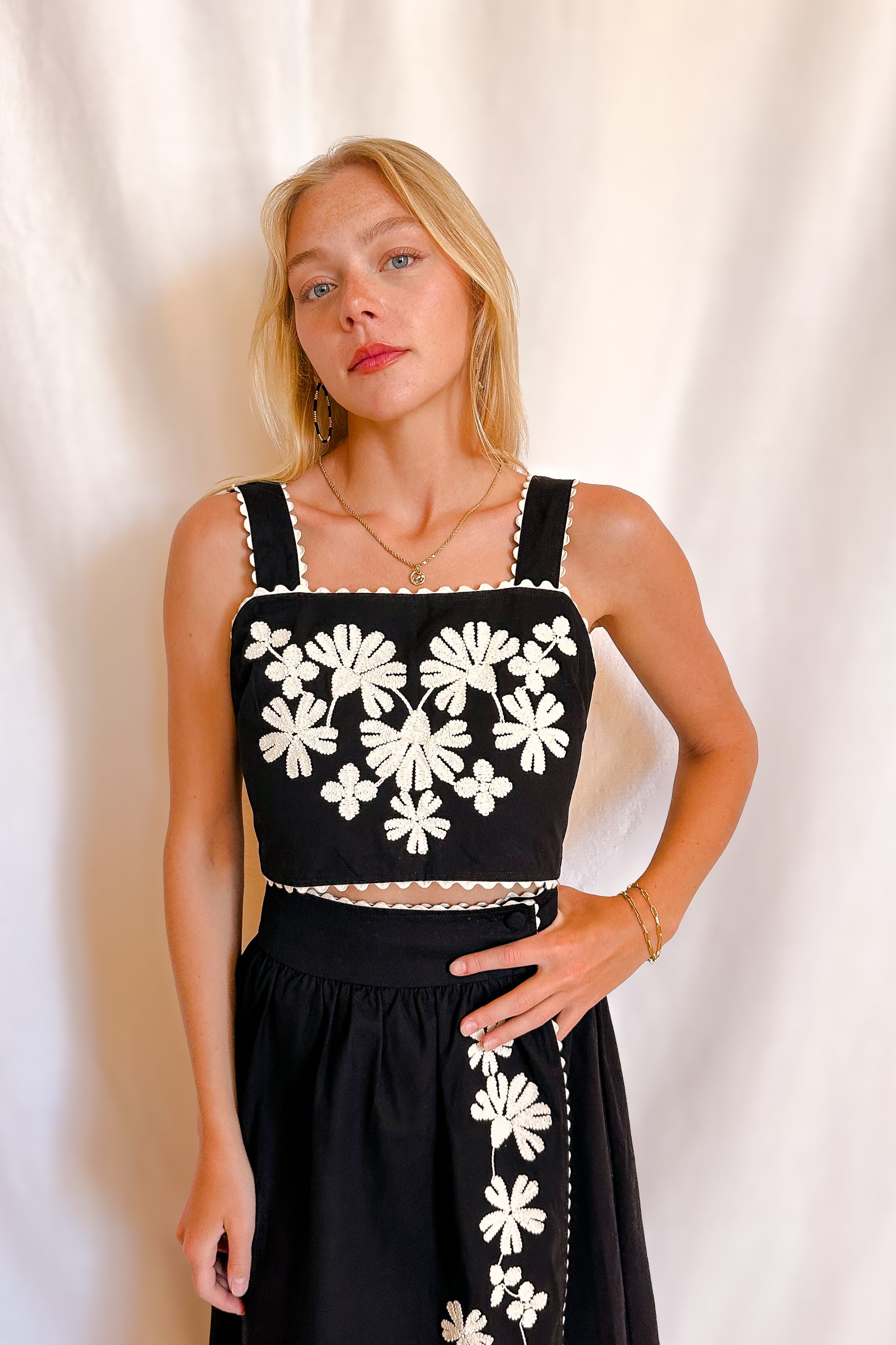Bold Embroidered Canvas Crop Tank Top / Black/Natural