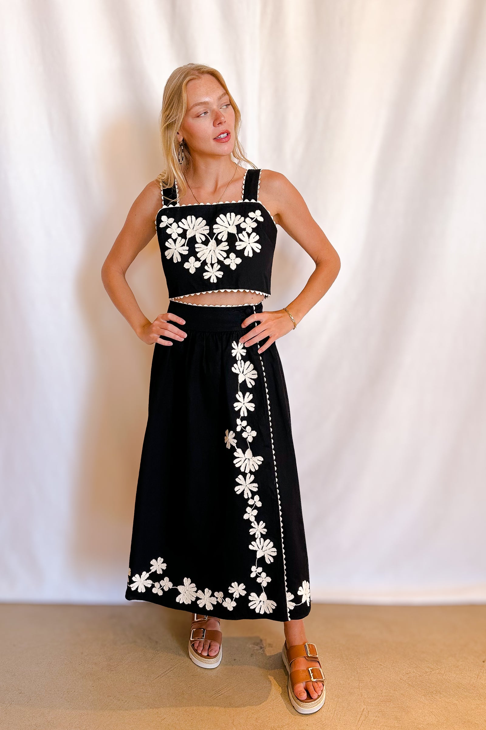 Bold Embroidered Canvas Crop Tank Top / Black/Natural