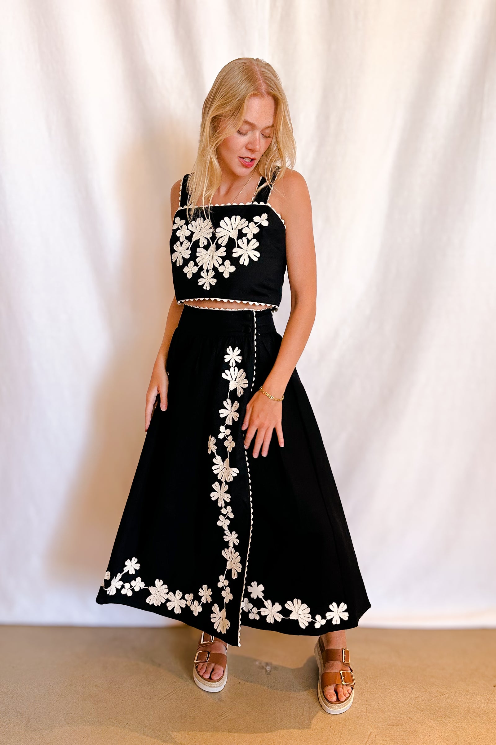 Bold Embroidered Canvas Wrap Skirt / Black/Natural