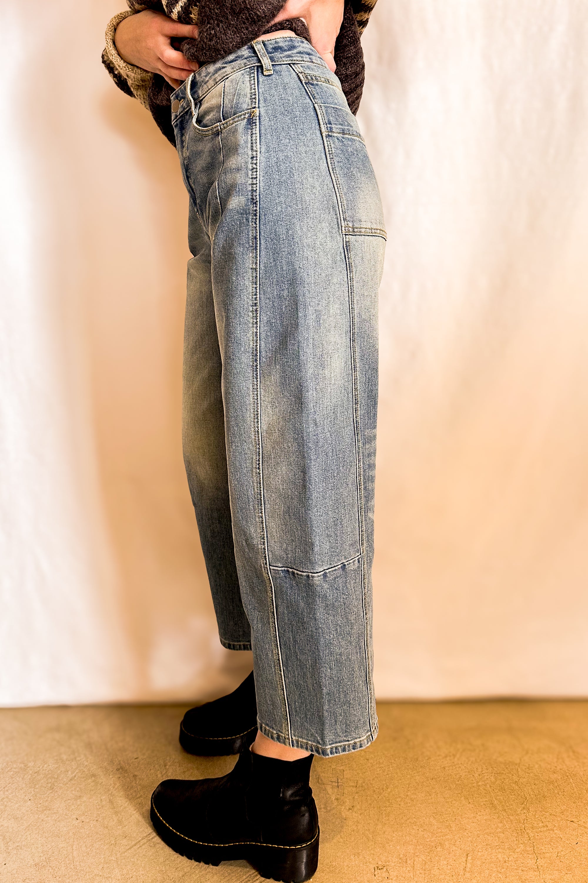 Loose Fit Barrel Jeans / Medium Wash