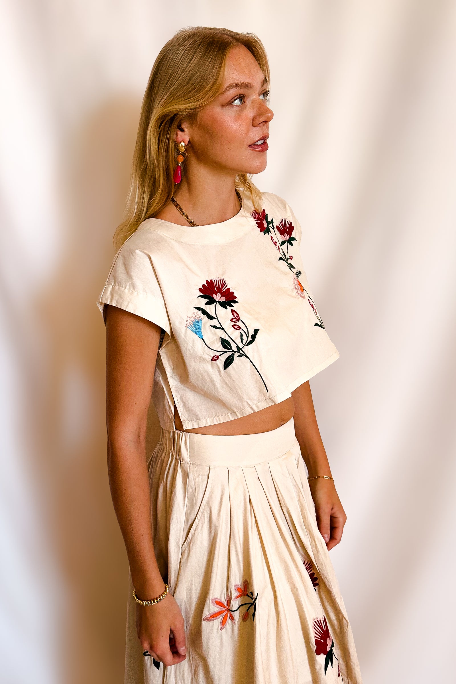 Embroidered Boxy Crop Sleeveless Top / Beige