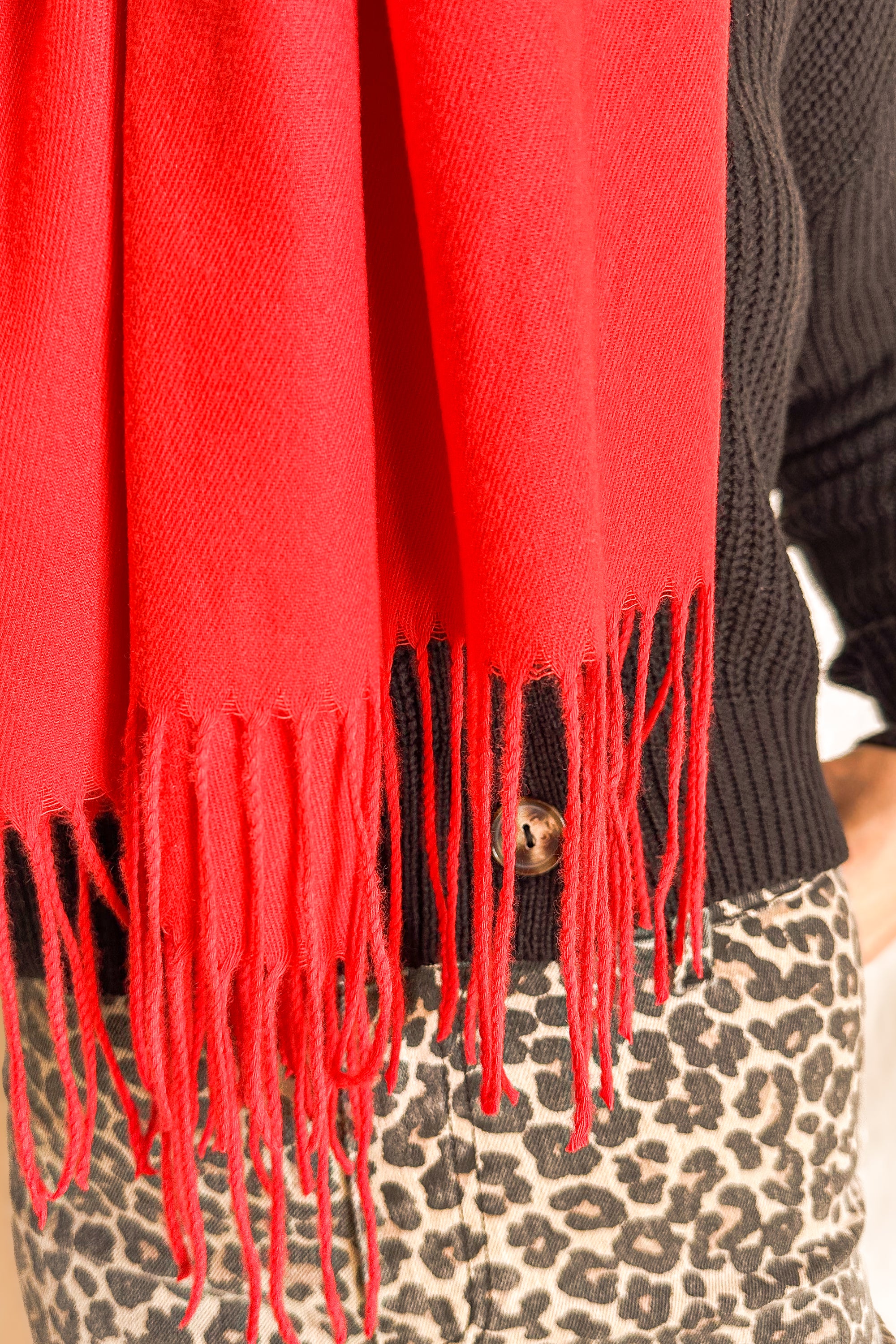 Soft Light Warmth Fringed Scarf / Red