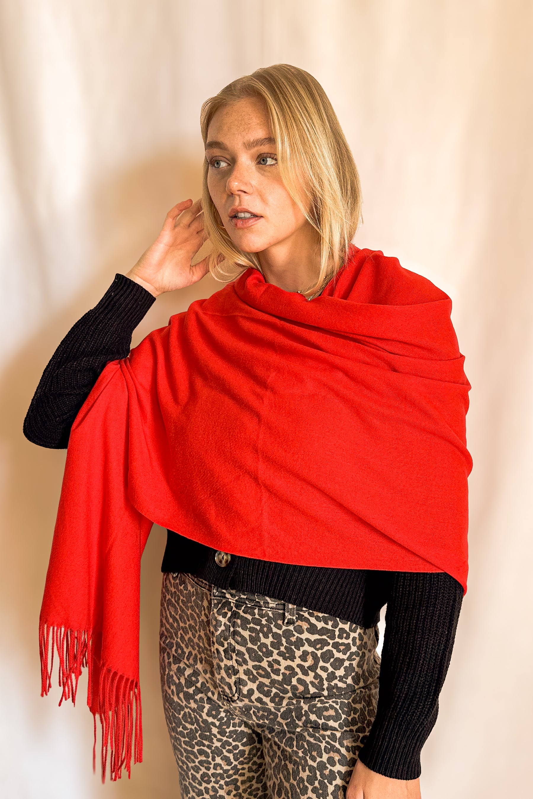 Soft Light Warmth Fringed Scarf / Red